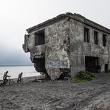 Klimawandel: Halbinsel Kamtschatka: Seit den 1970er-Jahren hat das Meer einen Großteil der Ortschaft Oktyabrsky zerstört