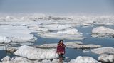 Klimawandel: Barrow, Alaska: Amaia, ein Iñupiat-Mädchen, steht auf einer Eisscholle. Das Leben der Küstenbewohner dieser Region hat sich durch den Anstieg der Temperaturen enschneidend verändert