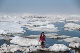 Klimawandel: Barrow, Alaska: Amaia, ein Iñupiat-Mädchen, steht auf einer Eisscholle. Das Leben der Küstenbewohner dieser Region hat sich durch den Anstieg der Temperaturen enschneidend verändert