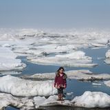 Klimawandel: Barrow, Alaska: Amaia, ein Iñupiat-Mädchen, steht auf einer Eisscholle. Das Leben der Küstenbewohner dieser Region hat sich durch den Anstieg der Temperaturen enschneidend verändert