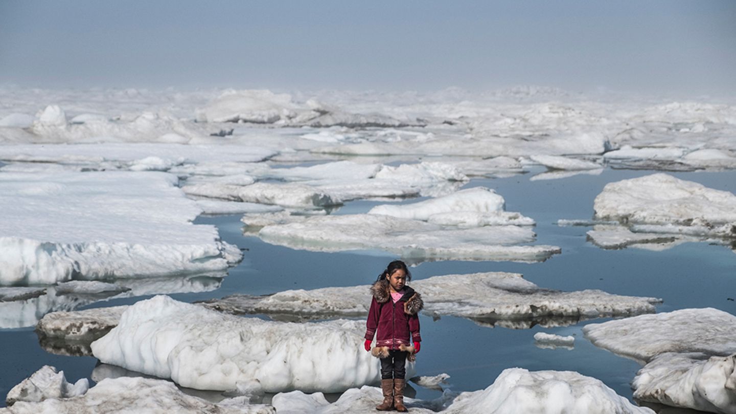 Klimawandel: Barrow, Alaska: Amaia, ein Iñupiat-Mädchen, steht auf einer Eisscholle. Das Leben der Küstenbewohner dieser Region hat sich durch den Anstieg der Temperaturen enschneidend verändert