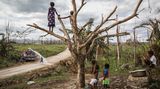 Klimawandel: Vanuatu: Kinder auf der Insel Efate warten auf eine Trinkwasser-Lieferung. Seit der Zyklon Pam im Jahr 2015 hier wütete, sind viele Gemeinden auf die Hilfe von außen angewiesen