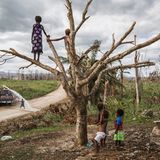 Klimawandel: Vanuatu: Kinder auf der Insel Efate warten auf eine Trinkwasser-Lieferung. Seit der Zyklon Pam im Jahr 2015 hier wütete, sind viele Gemeinden auf die Hilfe von außen angewiesen
