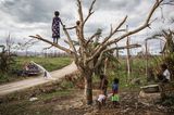 Klimawandel: Vanuatu: Kinder auf der Insel Efate warten auf eine Trinkwasser-Lieferung. Seit der Zyklon Pam im Jahr 2015 hier wütete, sind viele Gemeinden auf die Hilfe von außen angewiesen