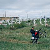 Klimawandel: Shishmaref, Alaska: Der Ort ghört zu den vom Klimawandel am stärksten betroffenen in Nordamerika. 2016 beschloss die Gemeinde, an einen vor Überschwemmungen und Küstenerosion sicheren Ort umzuziehen