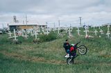 Klimawandel: Shishmaref, Alaska: Der Ort ghört zu den vom Klimawandel am stärksten betroffenen in Nordamerika. 2016 beschloss die Gemeinde, an einen vor Überschwemmungen und Küstenerosion sicheren Ort umzuziehen