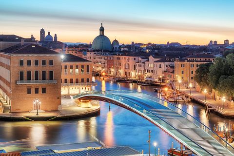 Eine von vier Brücken über den Canal Grande: die neue Ponte della Costituzione