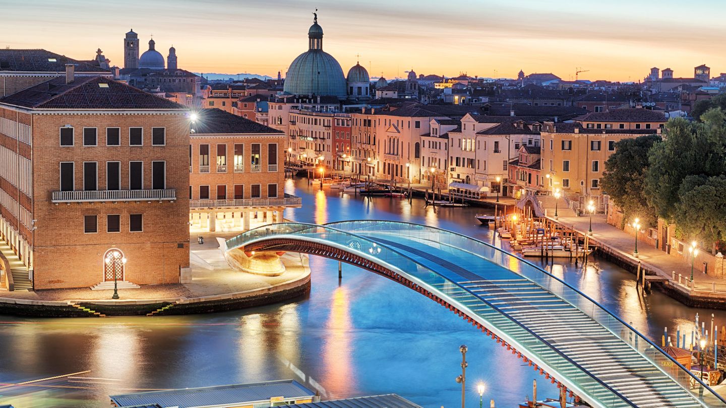 Eine von vier Brücken über den Canal Grande: die neue Ponte della Costituzione