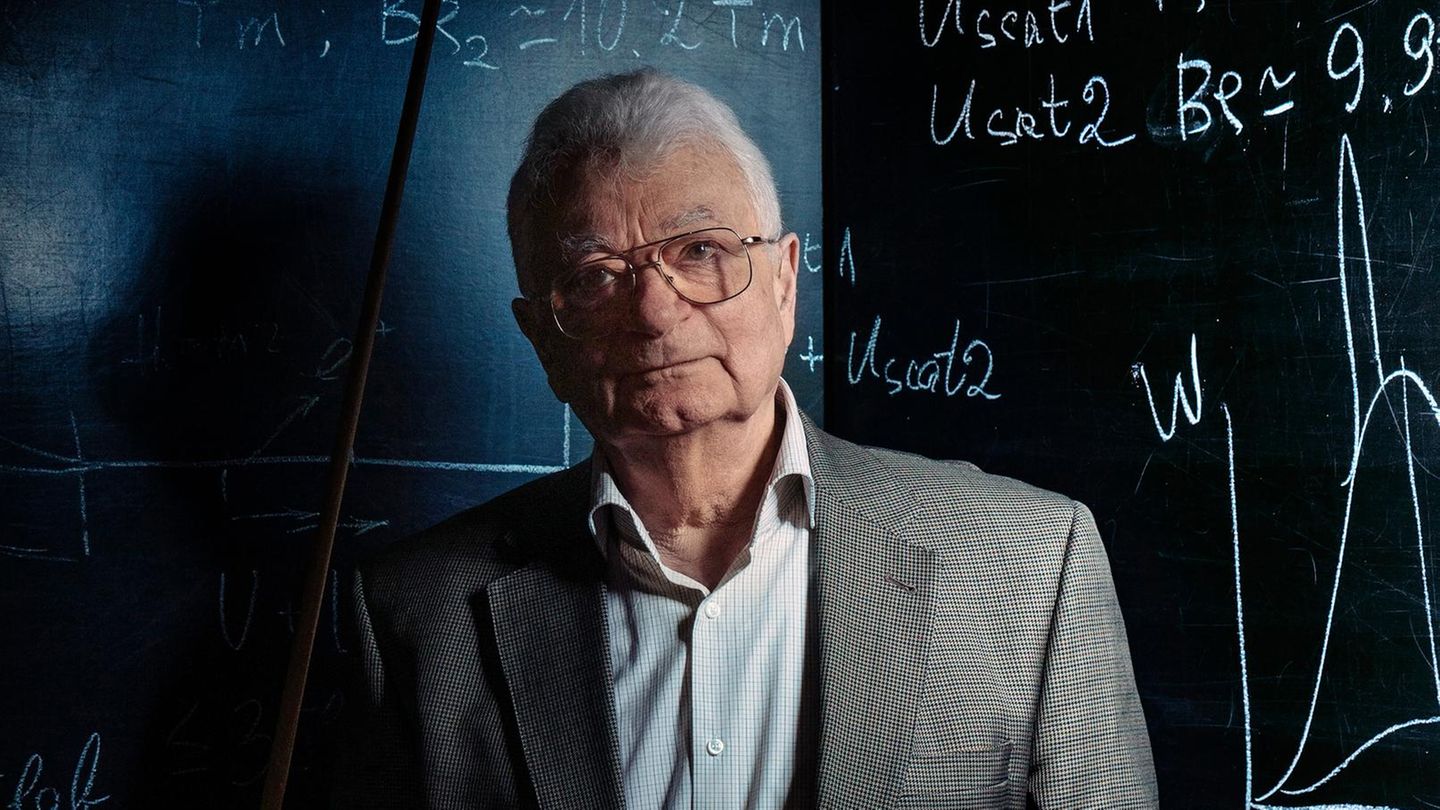 Yuri Oganessian ist einer der berühmtesten Kernphysiker der Welt und der einzige lebende Mensch, nach dem ein chemisches Element benannt ist: Oganesson. Offiziell anerkannt wurde es im Dezember 2015, auf dem Periodensystem in seinem eigenen Institut taucht es daher noch nicht auf