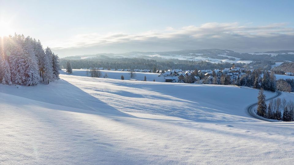 Verschneite Landschaft im Schwarzwald bei Sonnenaufgang mit Blick über St. Märgen nahe dem Fernskiwanderweg von Schonach zum Belchen Schlusslicht vor St. Peter: Die Schneedecke glitzert am späten Nachmittag noch komplett unberührt