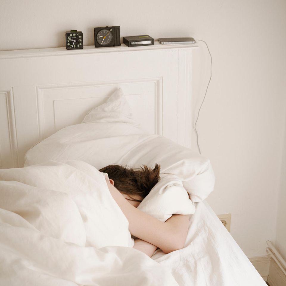 Ein Gefühl, das viele kennen: Warum nicht einfach liegen bleiben und die Decke über die Ohren ziehen? Stattdessen werden wir mit Ideen aus Motivationsratgebern bombardiert – Zeit, auch die Stimme des inneren Schweinehundes zu würdigen, meint unser Autor. Langfristigen Erfolg haben jene, die tun, was sie wirklich wollen 