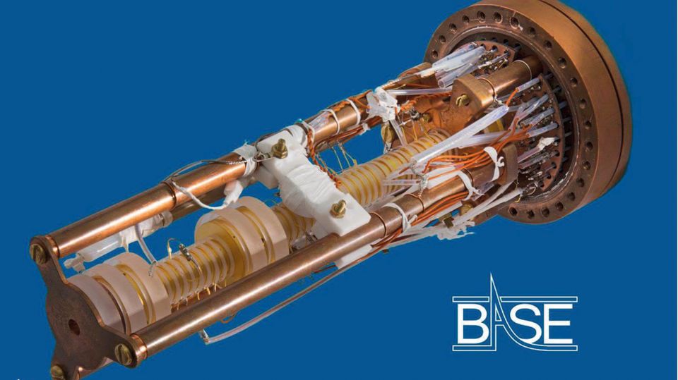 Teilchenphysik: Das entscheidende technische Detail: die sogenannte Penning-Falle, in der die Masse von Protonen und Antiprotonen gemessen wurde Das entscheidende technische Detail: die sogenannte Penning-Falle, in der die Masse von Protonen und Antiprotonen gemessen wurde