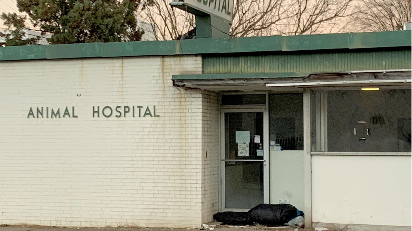 USA, Charleston: Ein Obdachloser liegt an einer Tür zum Tierhospital. Die Coronavirus-Pandemie hat die Opioid-Krise in den USA verschärft, die Zahl der Drogentoten ist förmlich explodiert
