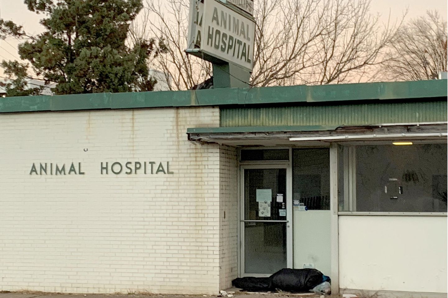 USA, Charleston: Ein Obdachloser liegt an einer Tür zum Tierhospital. Die Coronavirus-Pandemie hat die Opioid-Krise in den USA verschärft, die Zahl der Drogentoten ist förmlich explodiert