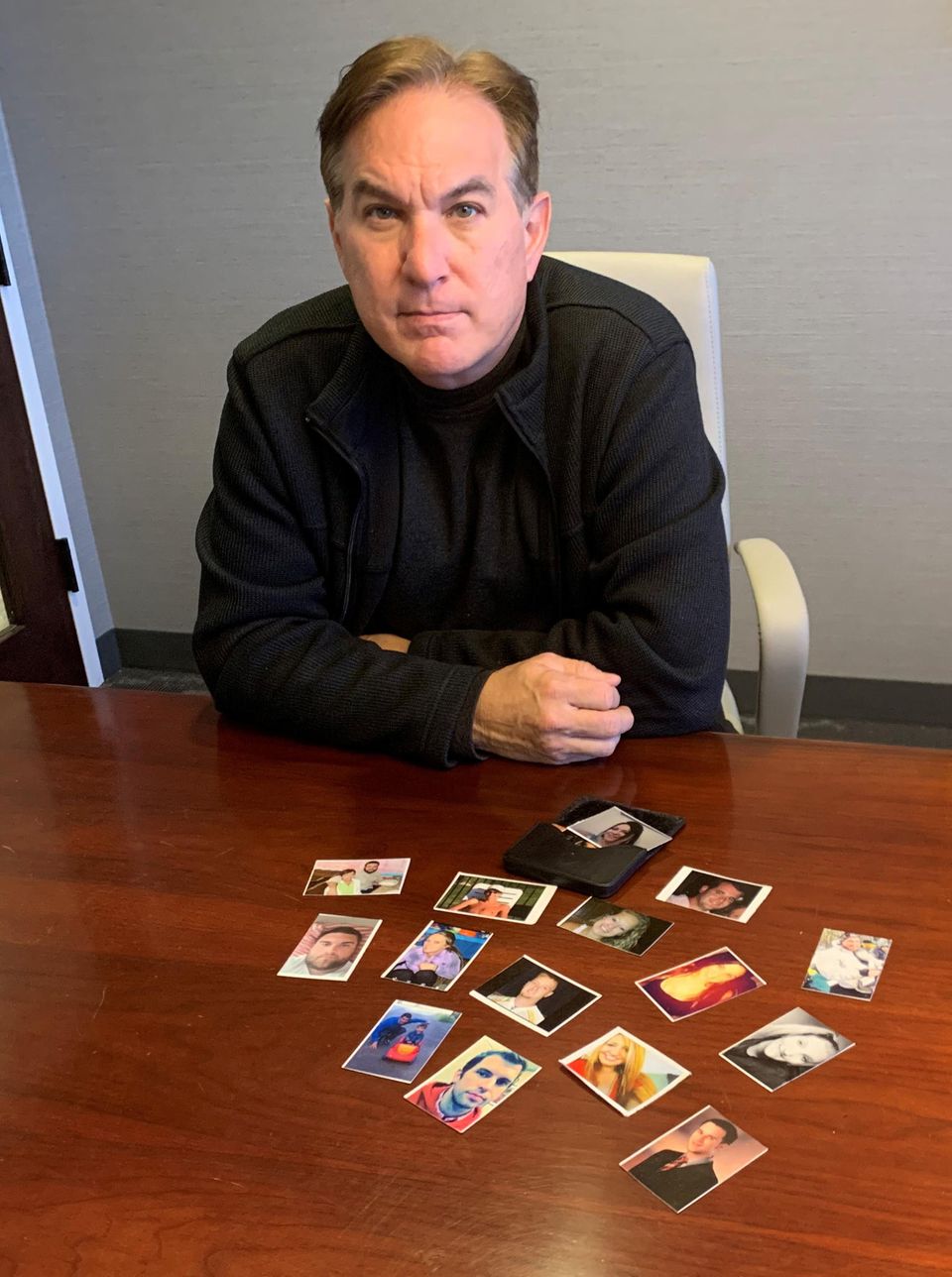 Sucht: Mike Stuart, der frühere Bezirksstaatsanwalt in Charleston, der Hauptstadt des US-Bundesstaats West Virginia. Stets trägt er einen Packen Porträtfotos bei sich von Menschen, die an einer Überdosis Drogen gestorben sind. Die Coronavirus-Pandemie hat die Opioid-Krise in den USA verschärft, die Zahl der Drogentoten ist förmlich explodiert Mike Stuart, der frühere Bezirksstaatsanwalt in Charleston, der Hauptstadt des US-Bundesstaats West Virginia. Stets trägt er einen Packen Porträtfotos bei sich von Menschen, die an einer Überdosis Drogen gestorben sind. Die Coronavirus-Pandemie hat die Opioid-Krise in den USA verschärft, die Zahl der Drogentoten ist förmlich explodiert