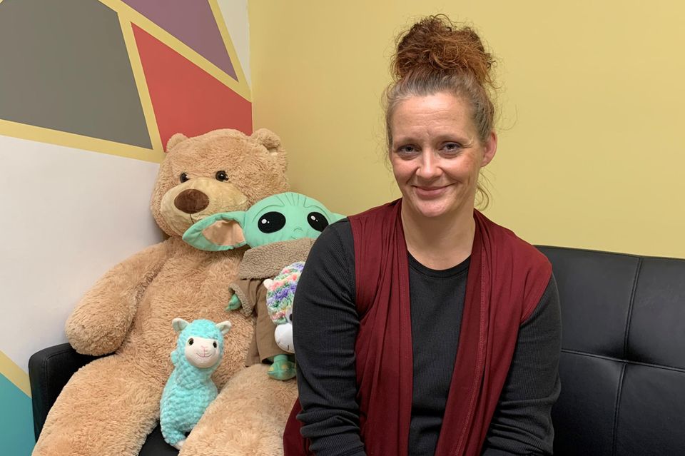 Sucht: Amy Lusk sitzt in einem Familienzimmer von Recovery Point, in dem Mütter ihre Kinder treffen können, die sie in der Einrichtung nicht bei sich haben dürfen. Recovery Point ist eine gemeinnützige Organisation, die mehrere stationäre Therapieeinrichtungen für Drogenabhängige betreibt. Die Coronavirus-Pandemie hat die Opioid-Krise in den USA verschärft, die Zahl der Drogentoten ist förmlich explodiert Amy Lusk sitzt in einem Familienzimmer von Recovery Point, in dem Mütter ihre Kinder treffen können, die sie in der Einrichtung nicht bei sich haben dürfen. Recovery Point ist eine gemeinnützige Organisation, die mehrere stationäre Therapieeinrichtungen für Drogenabhängige betreibt. Die Coronavirus-Pandemie hat die Opioid-Krise in den USA verschärft, die Zahl der Drogentoten ist förmlich explodiert