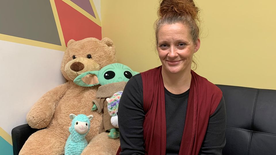 Sucht: Amy Lusk sitzt in einem Familienzimmer von Recovery Point, in dem Mütter ihre Kinder treffen können, die sie in der Einrichtung nicht bei sich haben dürfen. Recovery Point ist eine gemeinnützige Organisation, die mehrere stationäre Therapieeinrichtungen für Drogenabhängige betreibt. Die Coronavirus-Pandemie hat die Opioid-Krise in den USA verschärft, die Zahl der Drogentoten ist förmlich explodiert Amy Lusk sitzt in einem Familienzimmer von Recovery Point, in dem Mütter ihre Kinder treffen können, die sie in der Einrichtung nicht bei sich haben dürfen. Recovery Point ist eine gemeinnützige Organisation, die mehrere stationäre Therapieeinrichtungen für Drogenabhängige betreibt. Die Coronavirus-Pandemie hat die Opioid-Krise in den USA verschärft, die Zahl der Drogentoten ist förmlich explodiert