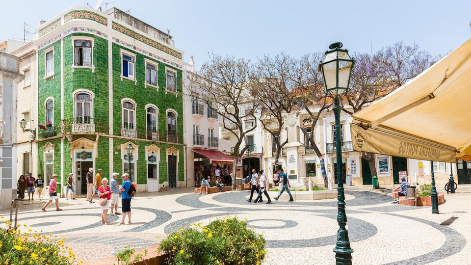 Platz Luis de Camoes mit dem Kriegerdenkmal in der Altstadt von Lagos, Algarve, Faro, Portugal Platz, da! Die Praça Luís de Camões in Lagos ist benannt nach dem verehrten Nationaldichter