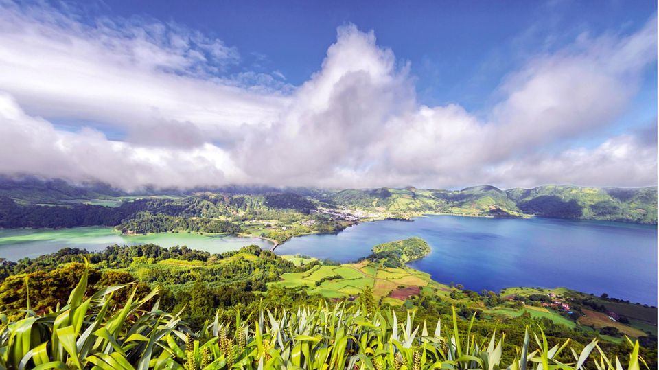 Portugal, Azoren, São Miguel, Sete Cidades, die Caldera mit den Seen Blau und Grün 1400 Kilometer vom Festland: Die Caldera das Sete Cidades auf der Azoren-Insel São Miguel