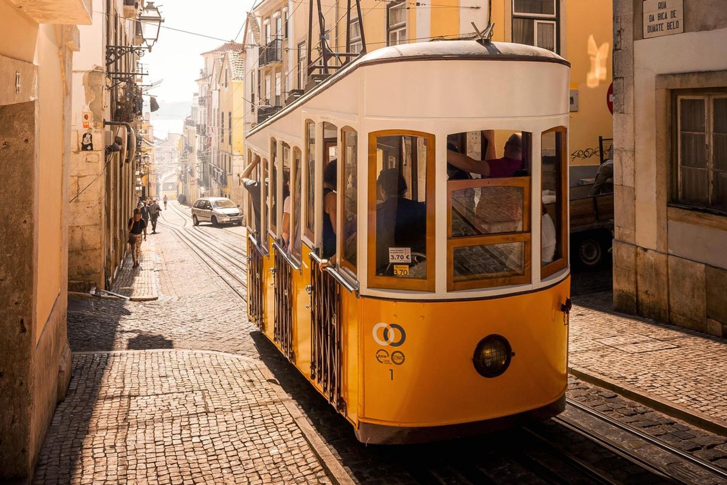 In Lissabon rollt die Straßenbahn durch die sonnengefluteten Straßen, sie wurde schon 1873 aufgegleist