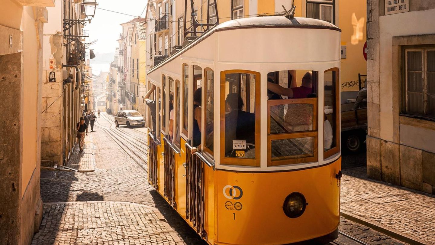 In Lissabon rollt die Straßenbahn durch die sonnengefluteten Straßen, sie wurde schon 1873 aufgegleist