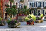 Mit Blumen und Pflanzen geschmückter Platz in Rochefort-en-Terre, Bretagne