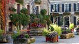 Mit Blumen und Pflanzen geschmückter Platz in Rochefort-en-Terre, Bretagne