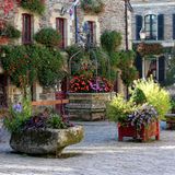 Mit Blumen und Pflanzen geschmückter Platz in Rochefort-en-Terre, Bretagne