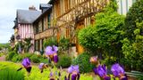 Fachwerkhäuser von Le Bec-Hellouin mit Blumen im Vordergrund