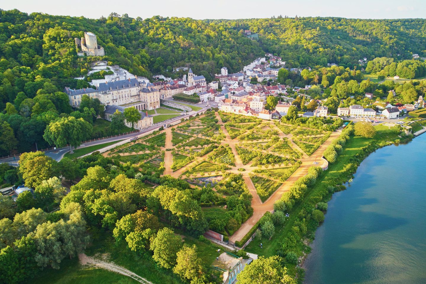 Luftbild der Gemeinde La Roche-Guyon in Frankreich