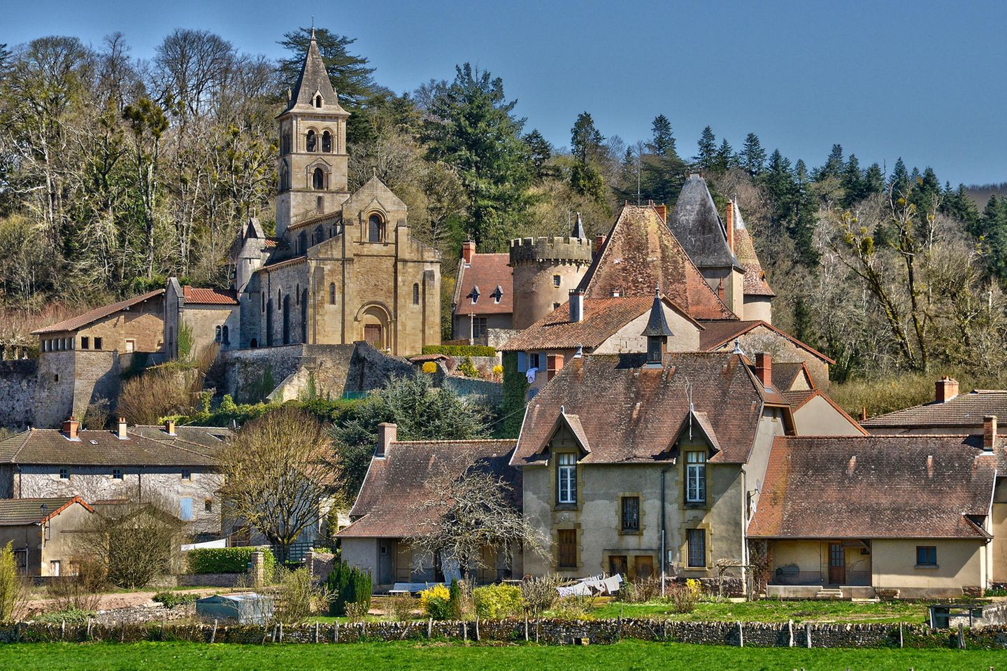 Das französische Dorf Chateauneuf in Burgund