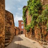 Straße im französische Dorf Roussillon in der Provence