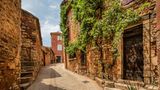 Straße im französische Dorf Roussillon in der Provence