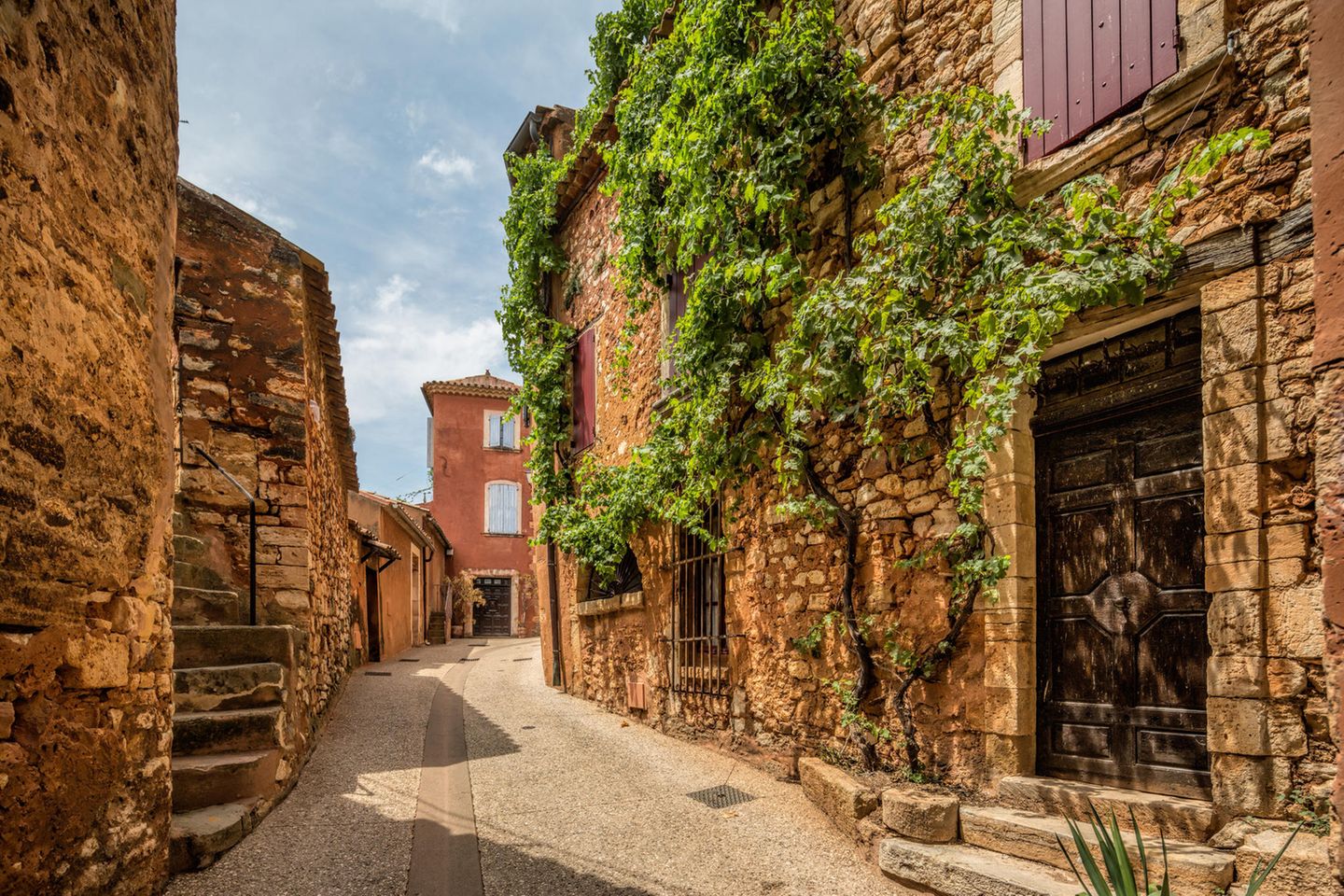 Straße im französische Dorf Roussillon in der Provence