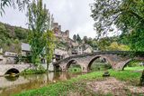 Blick auf das Dorf Belcastel in Frankreich