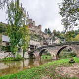 Blick auf das Dorf Belcastel in Frankreich