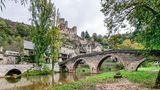 Blick auf das Dorf Belcastel in Frankreich