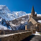 Kirche in La Grave mit Alpen und Gipfel des La Meije im Hintergrund im Winter