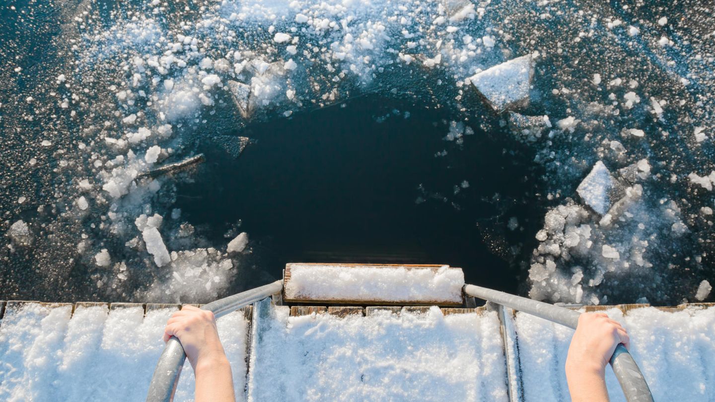 Eisbaden ist eine eiskalte Angelegenheit – auf die Menschen mit bestimmten Erkrankungen im Zweifelsfall verzichten sollten