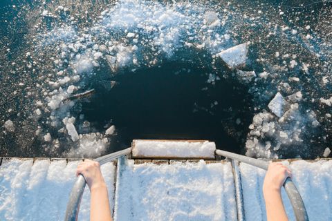 Eisbaden ist eine eiskalte Angelegenheit – auf die Menschen mit bestimmten Erkrankungen im Zweifelsfall verzichten sollten
