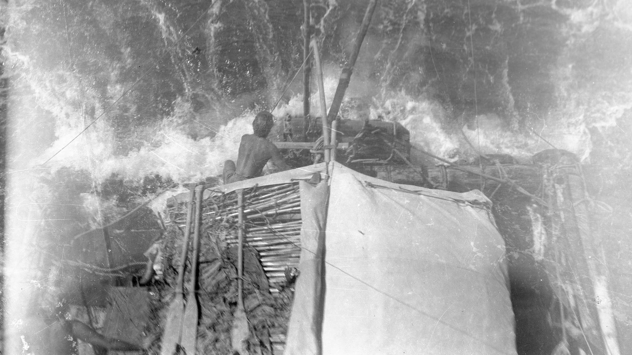 Höllenjob am Heck: Erst nach Wochen gelingt es den Männern, das Floß mit Steckschwertern und dem sechs Meter langen Ruder verlässlich zu navigieren