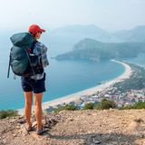 Frau wandert auf dem lykischen Weg und blickt auf Ölüdeniz