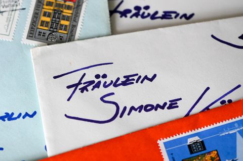 Auf einem Briefumschlag aus dem Jahr 1986 steht "Fräulein Simone". Vor 50 Jahren, am 16. Januar 1972, gab es einen Runderlass: Im behördlichen Sprachgebrauch sei für jede weibliche Erwachsene die Anrede "Frau" zu verwenden.