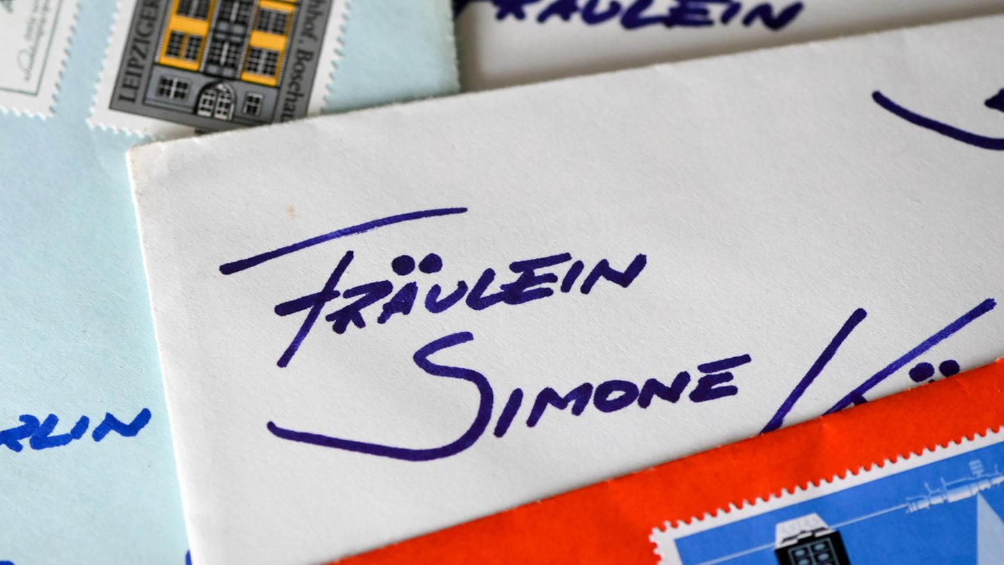 Auf einem Briefumschlag aus dem Jahr 1986 steht "Fräulein Simone". Vor 50 Jahren, am 16. Januar 1972, gab es einen Runderlass: Im behördlichen Sprachgebrauch sei für jede weibliche Erwachsene die Anrede "Frau" zu verwenden.