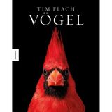 Schillernde Farben, ausgefallenes Gefieder oder spektakuläre Schnäbel. Tim Flach setzt die Vogelwelt in seinem Studio in Szene. Mit einem guten Hintergedanken. Er will zur Erhaltung und Unterstützung ihrer Arten anregen. Textlich begleitet und abgerundet wird diese Hommage an die Vogelwelt von Richard Prum, Evolutionsornithologe und Professor an der Yale University. Der opulente Bildband ist im Knesebeck Verlag erschienen und für 68,00 € erhältlich.
