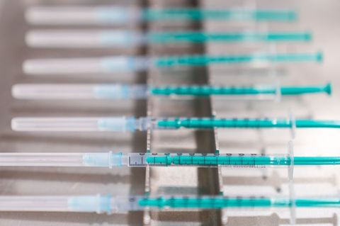 Spritzen mit Impfstoff liegen für die Booster-Impfung bereit