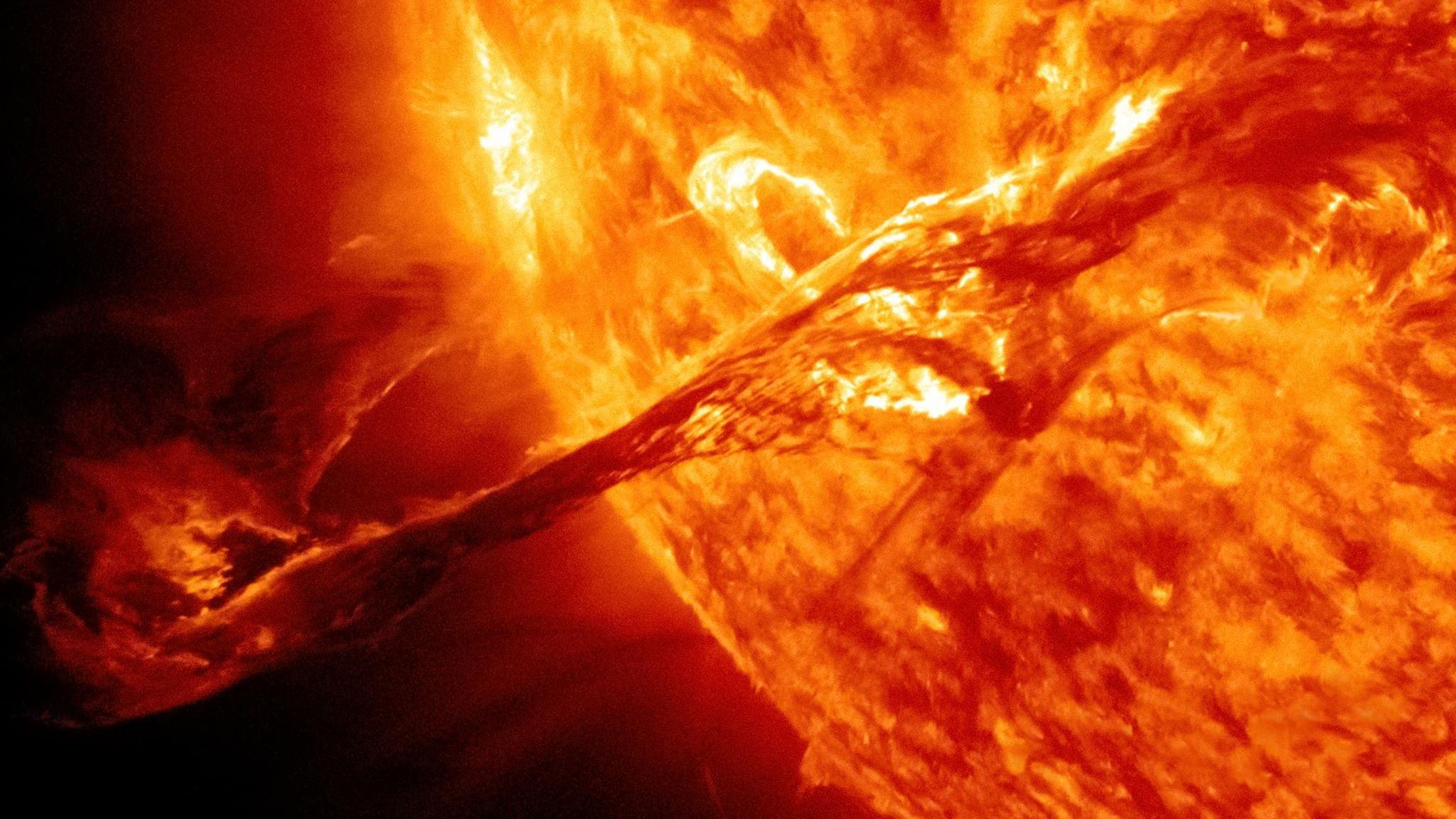 Monstersturm: Orientieren Magnetfelder auf der Sonne sich plötzlich um, werden unvorstellbare Energien frei. Sie können Millionen Tonnen Materie ins All schleudern. Gefährlich wird es, wenn diese Teilchenwolke Richtung Erde rast