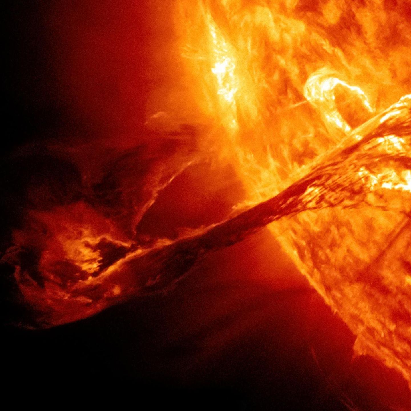Monstersturm: Orientieren Magnetfelder auf der Sonne sich plötzlich um, werden unvorstellbare Energien frei. Sie können Millionen Tonnen Materie ins All schleudern. Gefährlich wird es, wenn diese Teilchenwolke Richtung Erde rast