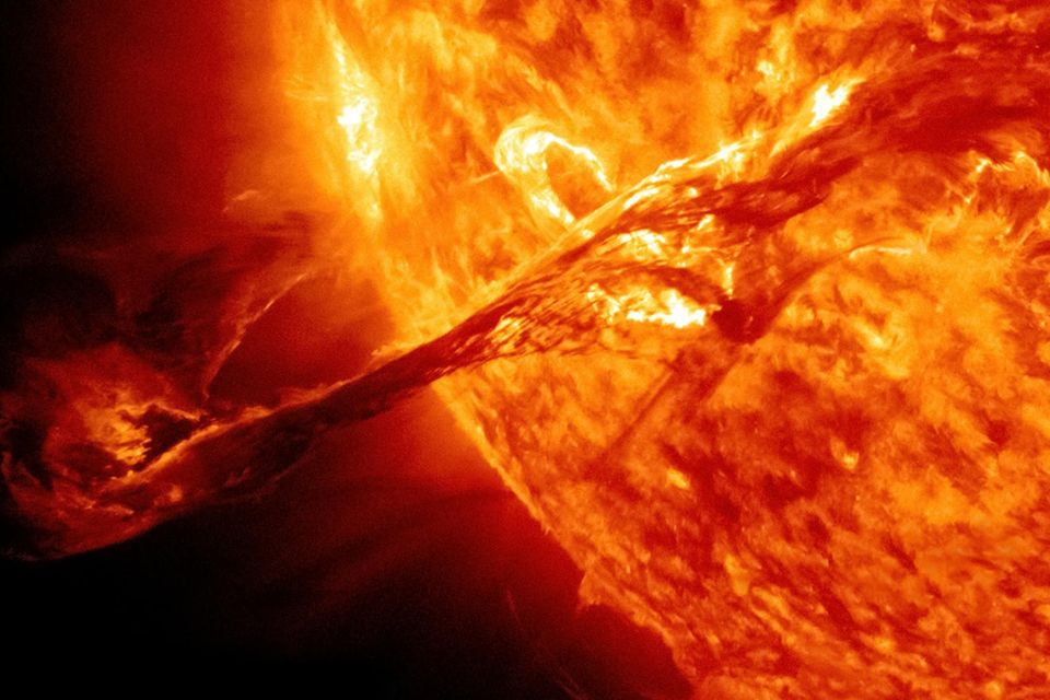 Monstersturm: Orientieren Magnetfelder auf der Sonne sich plötzlich um, werden unvorstellbare Energien frei. Sie können Millionen Tonnen Materie ins All schleudern. Gefährlich wird es, wenn diese Teilchenwolke Richtung Erde rast