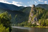 Die Burg Strecno thront auf einem Felsen, Slowakei